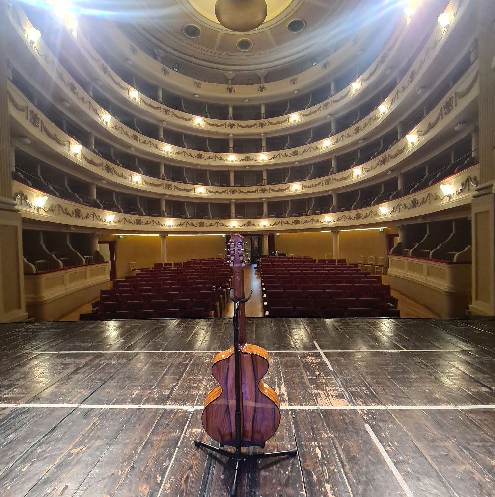 Il teatro resta sempre un luogo d'incontro per emozionare e condividere i propri lavori artistici