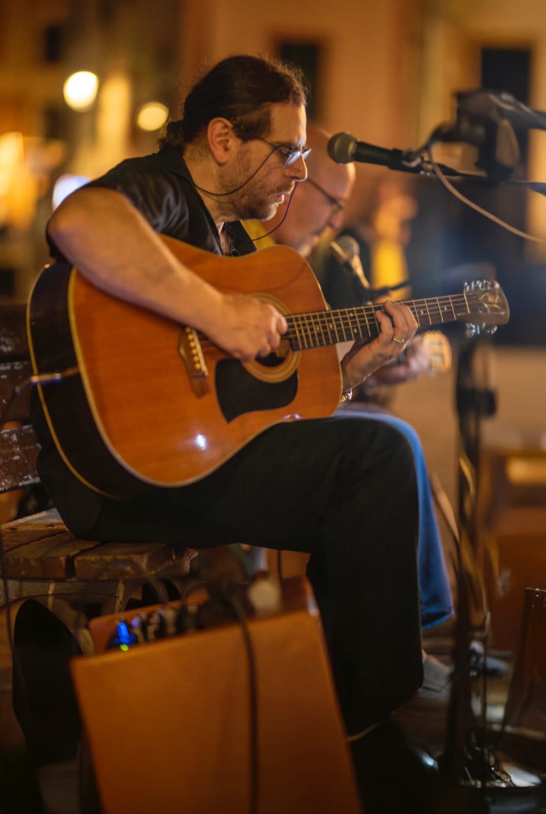 Francesco Taliente Voce e chitarra del duo Note di Vise e "Nuova Compagnia Teatrale Ligure"