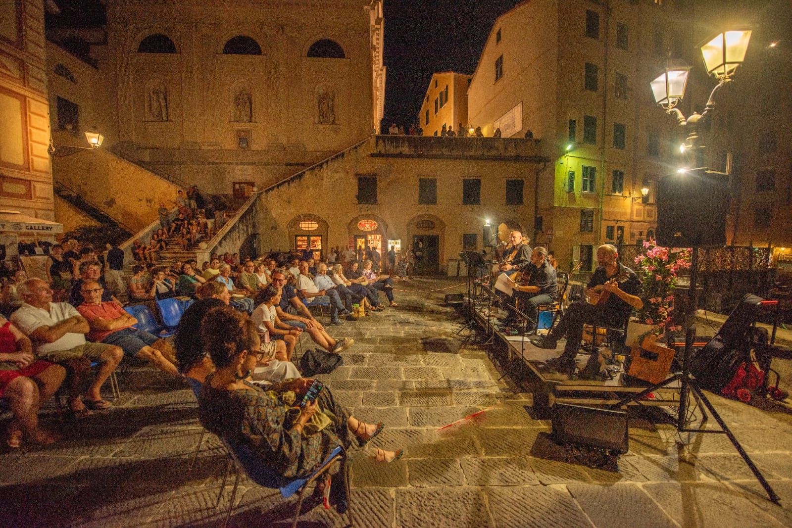 L'atmosfera di questa serata e molto percepibile, Gli amici del Leudo ospiti seduti in prima fila (sul lato sinistro)