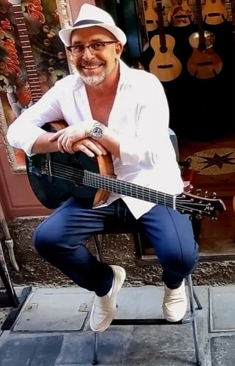Essere attratti dalla nostra storia,  fa di noi artisti divulgatori di musica e racconti.